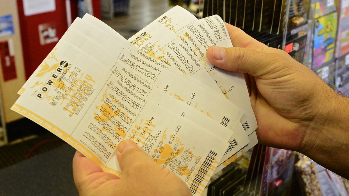 Ponad 570 milionów dolarów wygranej - minus podatki - podzielają między siebie dwaj zwycięzcy amerykańskiej loterii Powerball - poinformowano w czwartek rano na stronie internetowej. To druga co do wielkości wygrana w historii tej loterii.