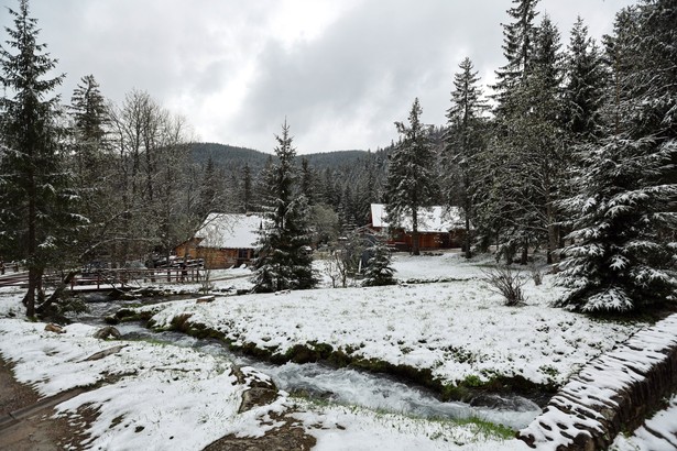 W Tatry wróciła zima, na szczytach pada śnieg, a temperatura spadła tam do ok. minus 8 st. C. Obowiązuje pierwszy, niski stopień zagrożenia lawinowego.