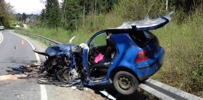 Wypadek pod Nowym Sączem. Auto zawisło na barierkach