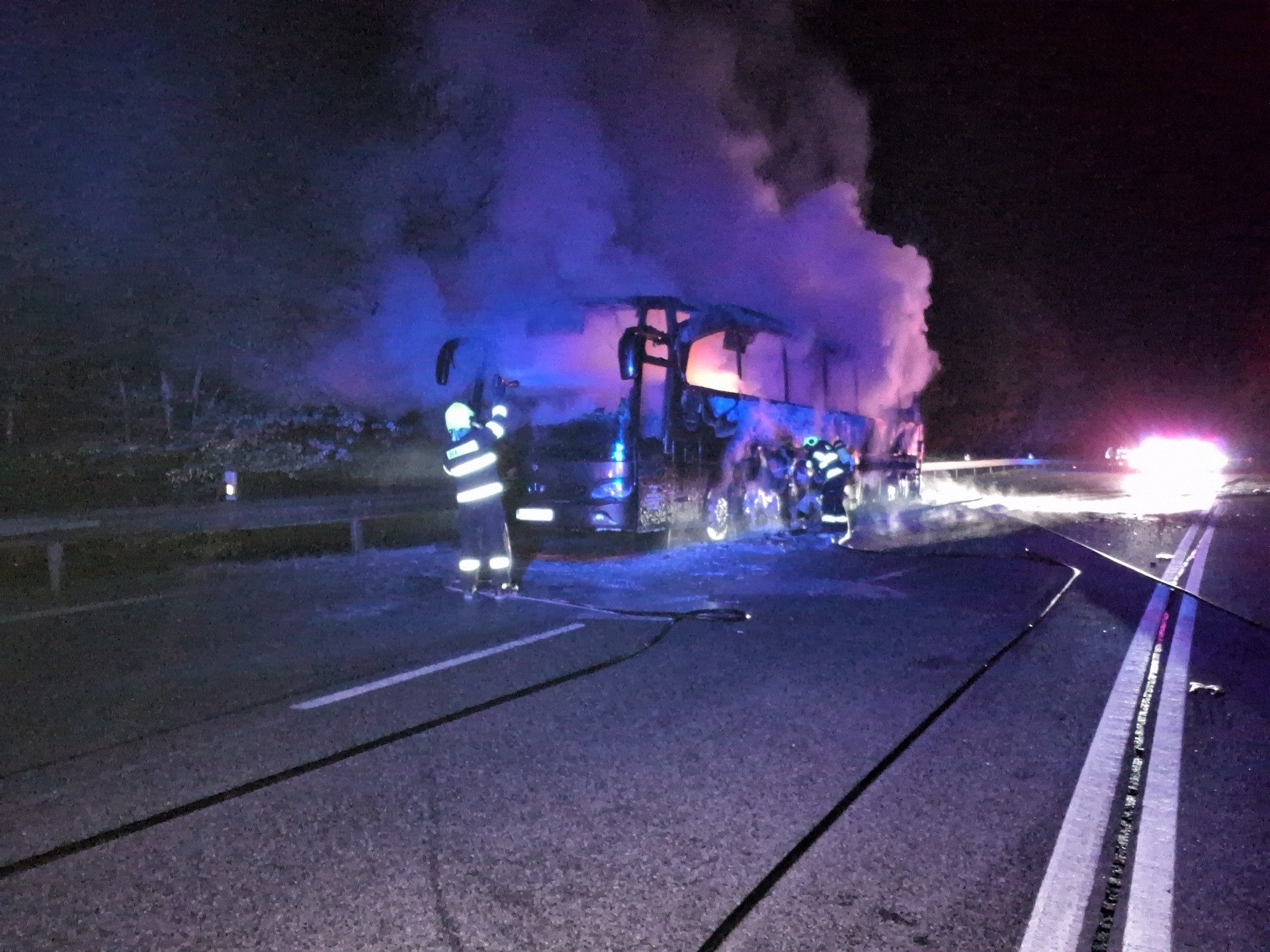 Požiar autobusu v úseku horského priechodu Dargov.