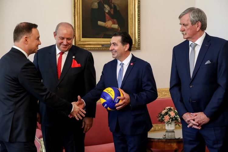 Prezydenta Andrzeja Dudy spotkał się z trenerem reprezentacji mężczyzn w piłce siatkowej Ferdinando De Giorgim