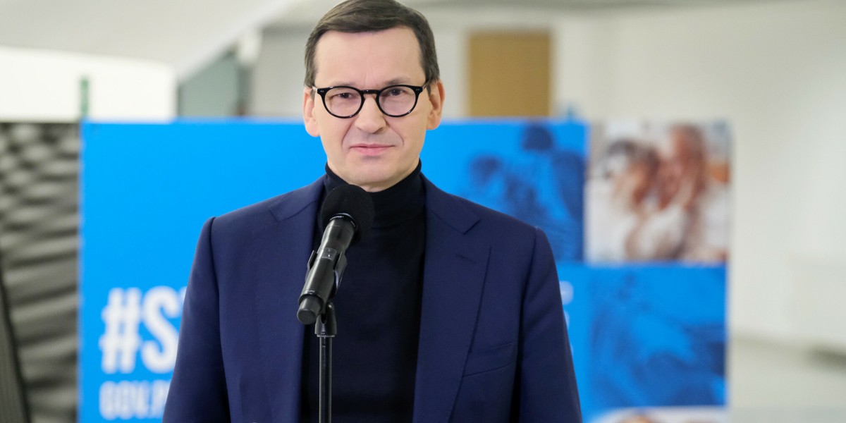 Premier Morawiecki zapowiedział w poniedziałek, że w najbliższym czasie rząd poinformuje o obostrzeniach, które będą obowiązywały podczas świąt Bożego Narodzenia.