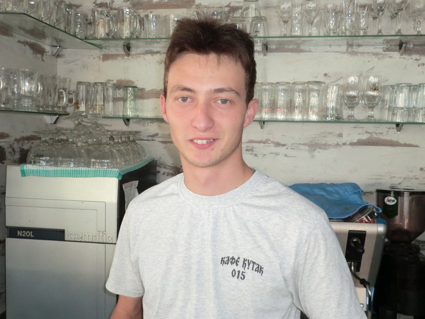 Opet bih isto učinio: Savo Petrović, mašinski tehničar, čeka posao radeći u kafeu