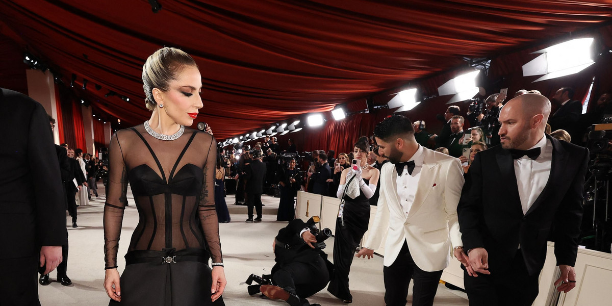 Oscary 2023. Lady Gaga rusza na pomoc fotoreporterowi! WIDEO