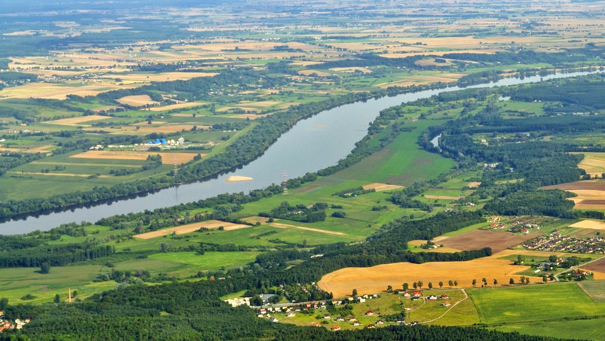 W Płocku (Mazowieckie) rozpoczęto pogłębianie Wisły w celu udrożnienia koryta rzeki w miejscach najbardziej zagrożonych powodzią, w tym w przypadku zatoru lodowego. Prace te związane są z przygotowaniami do zimowego spływu Wisłą wody i pochodu kry lodowej.