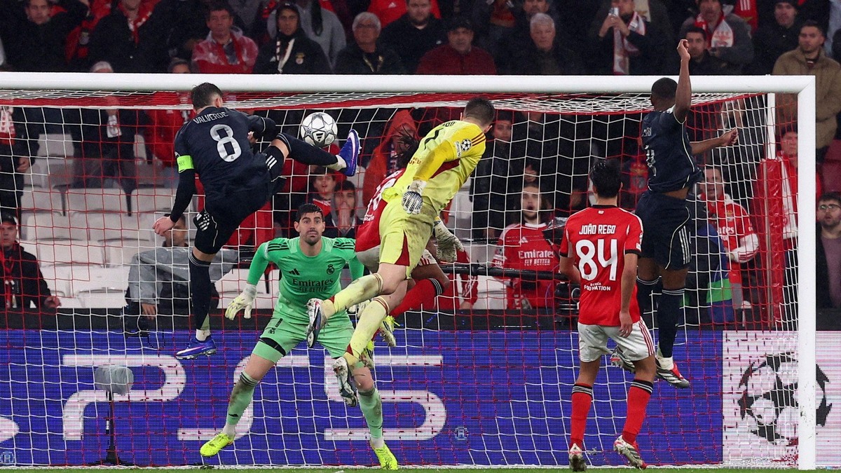 Trenutak koji ulazi u istoriju Lige šampiona: golman Benfike daje gol glavom u poslednjim trenucima meča protiv Real Madrida u ligaškom delu takmičenja | Foto: REUTERS/Pedro Nunes
