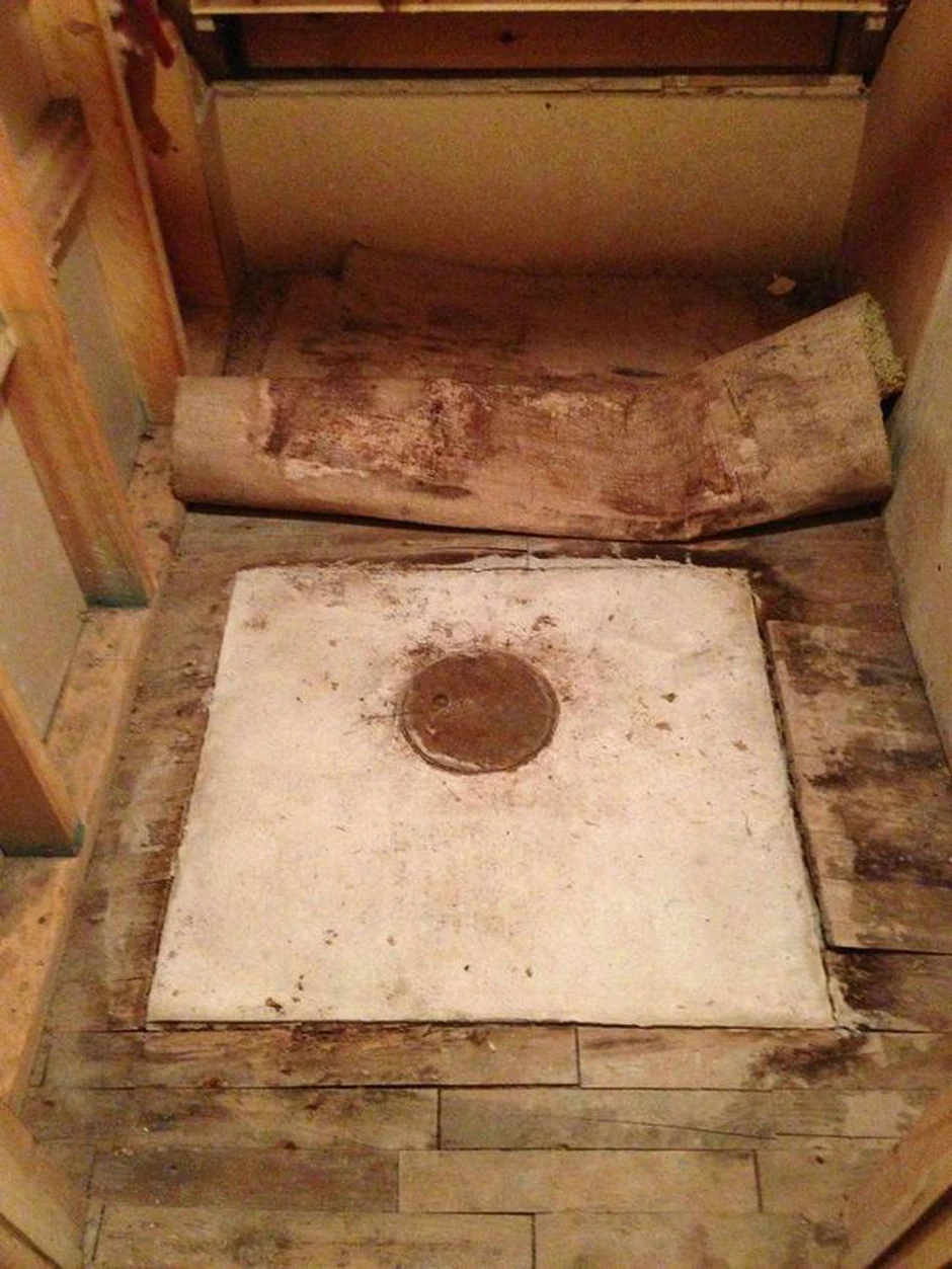 A ispod tepiha se krije tajni otvor