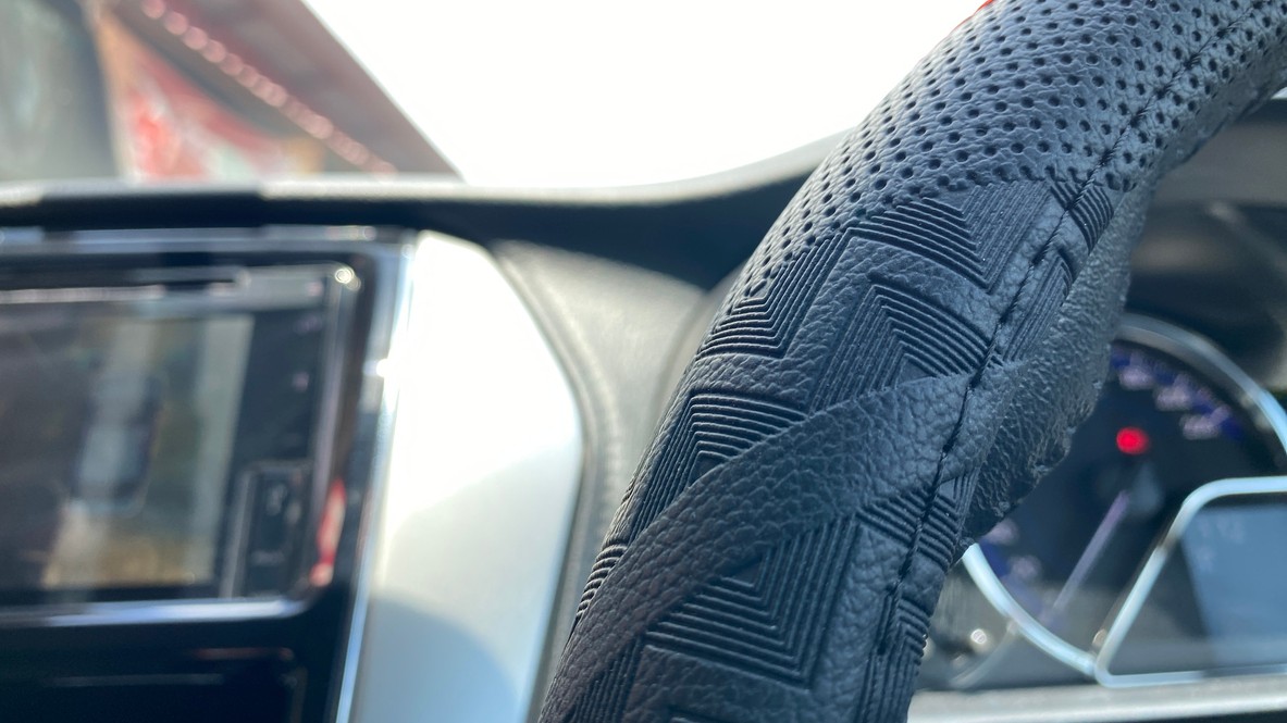 Univerzálne poťahy na volant predstavujú skryté riziko kvôli možnému preklzávaniu počas prudkých manévrov. Vodiči by mali uprednostniť bezpečnosť pred pochybným komfortom lacných doplnkov. 