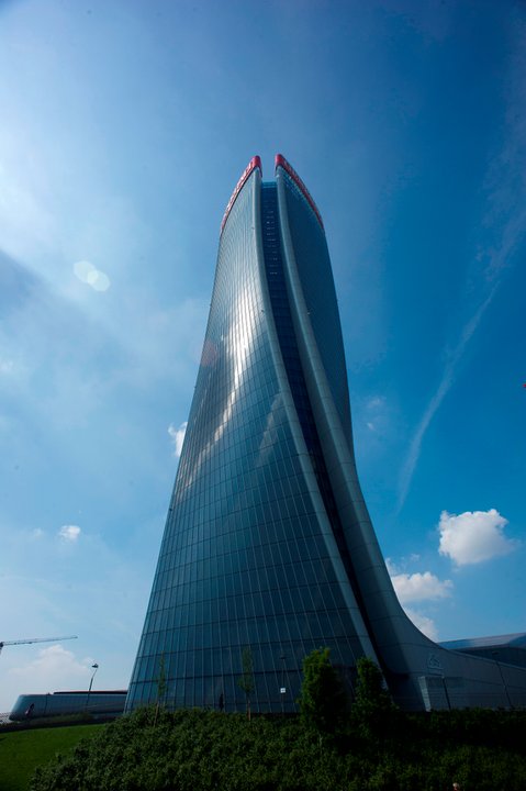 Generali Tower w Mediolanie - wieżowiec na starych terenach targowych (zabudowa dzielnicy wspólnie z Danielem Libeskindem, Aratą Isozakim oraz Pierem Paolem Maggiorą