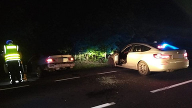 Wielkopolskie: pięciu policjantów poszkodowanych w trakcie pościgu za BMW