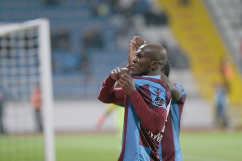 Anthony Nwakaeme recentemente conseguiu um contrato melhorado com a Trabzonspor para impedir uma mudança para a China (TwitterTrabzonspor)