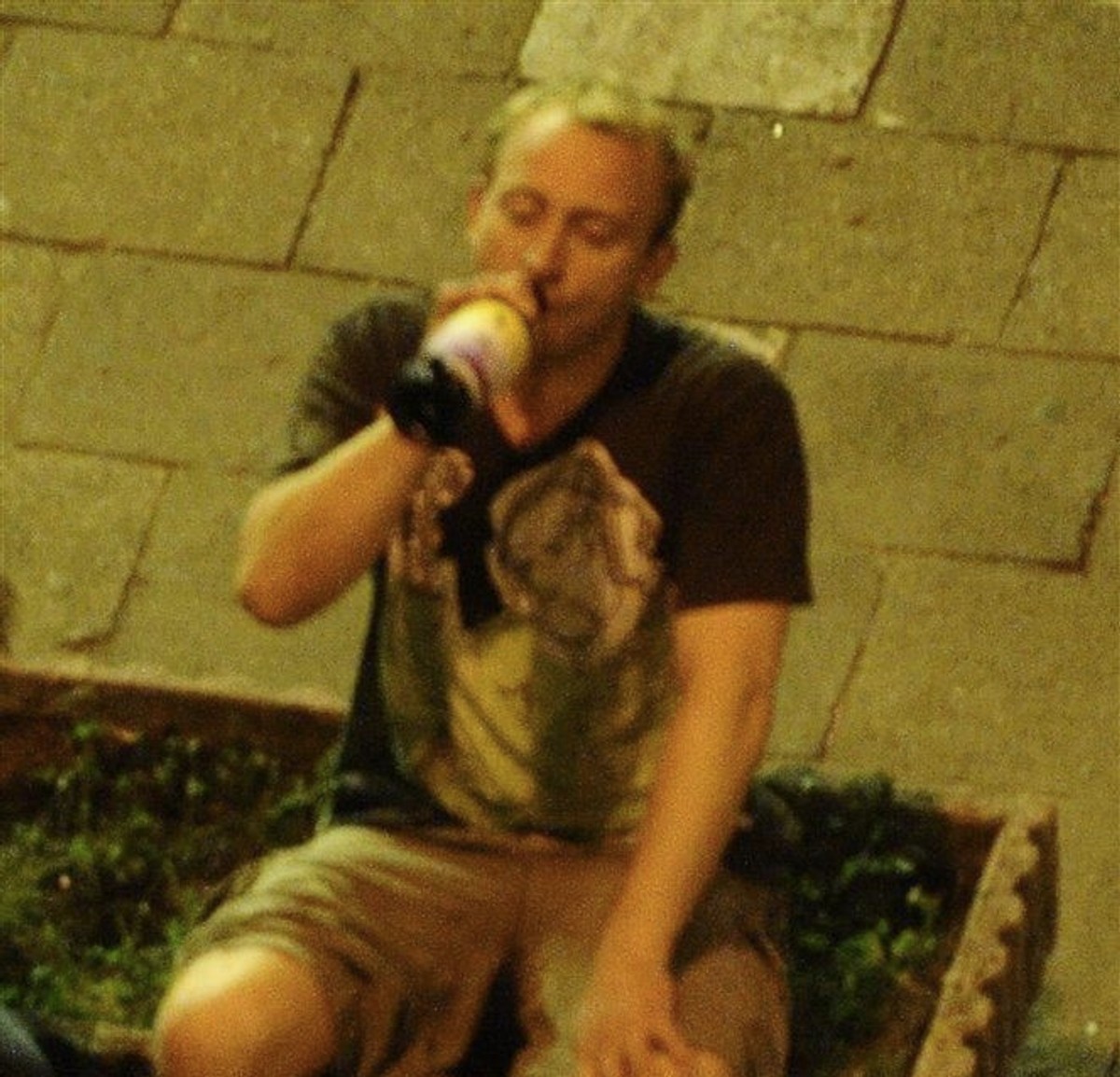 Koledzy, ulica i alkohol z gwinta. Tak się bawi Borys Szyc