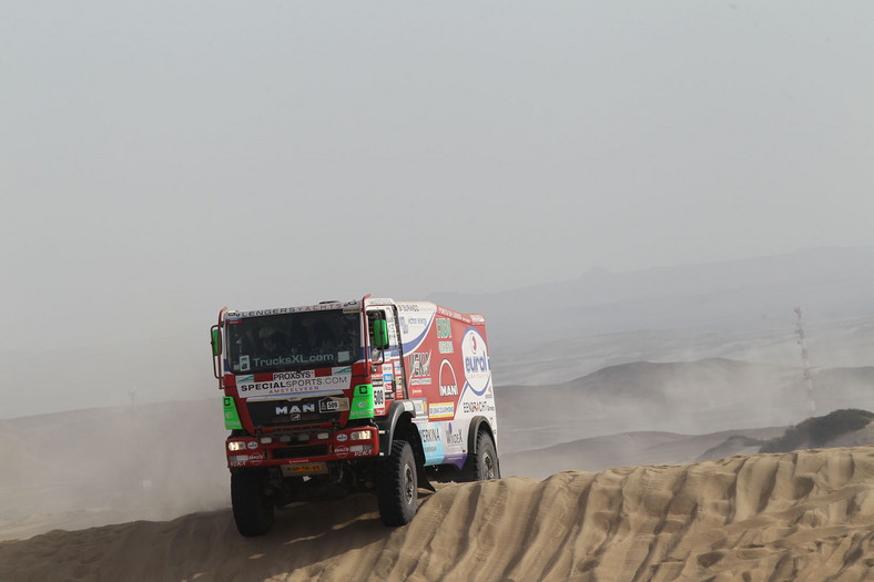 Dakar 2013: Hołowczyc zawiedziony, Sainz utknął na wydmach (2. etap, wyniki, galeria)