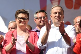 Czym przyciągają wyborców partie polityczne? [BADANIE CBOS]