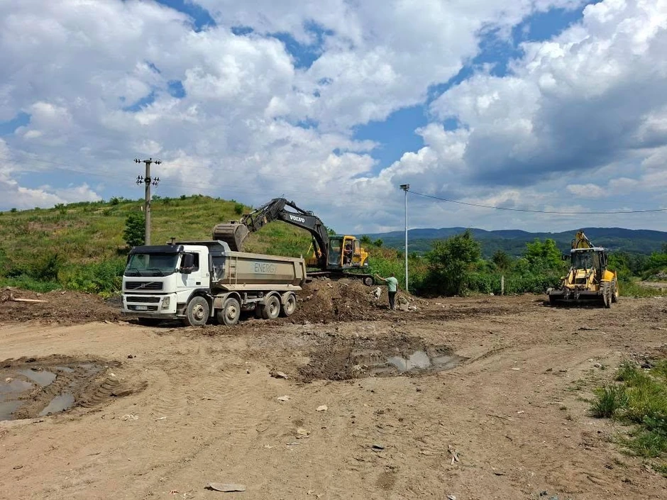 Ekipe saniraju teren.