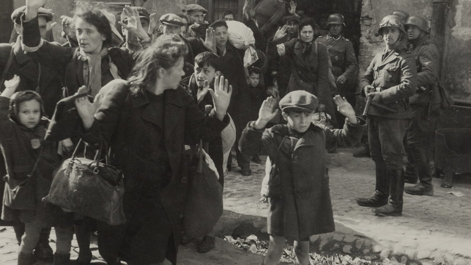 WARSZAWA, POWSTANIE W GETCIE, RAPORT STROOPA: PRZEMOCĄ WYCIĄGNIĘCI Z BUNKRÓW (1943). Zbiory Instytutu Pamięci Narodowej.