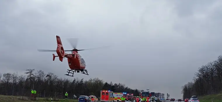 Gigantyczny karambol na autostradzie A3 w Bawarii: ok.40 rozbitych aut, są ofiary śmiertelne