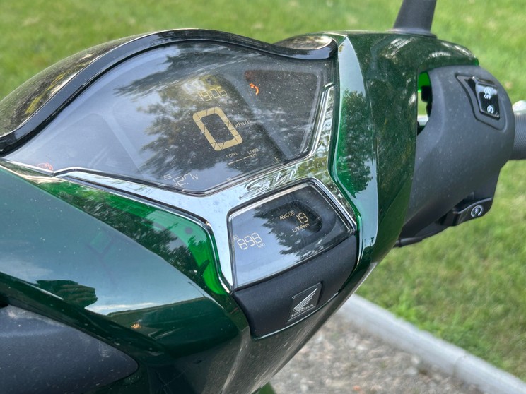 Igényes a két részre osztott kijelző, de hajlamos becsillanni