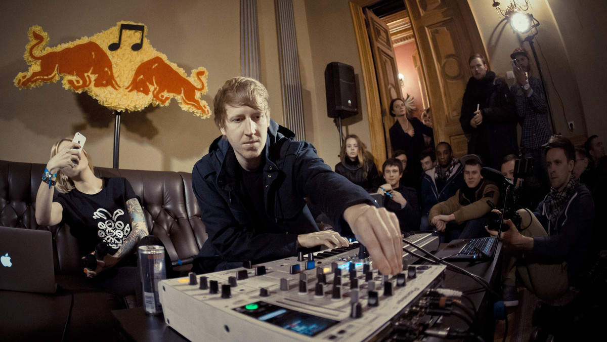 Organizatorzy Red Bull Music Academy Weekender Warsaw pomyśleli w tym roku nie tylko o elektryzującym line-upie festiwalu, ale także oryginalnej wideo zapowiedzi, która przeniesie was w czasy telewizji głębokich lat 90.