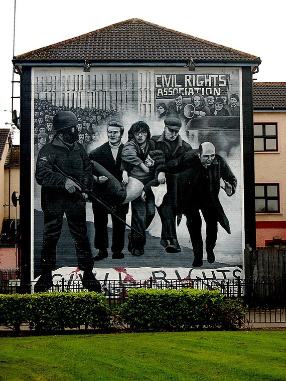 Mural w Derry w Irlandii Północnej upamiętniający Krwawą Niedzielę z 1972 r. (zdjęcie z 2013 r.)