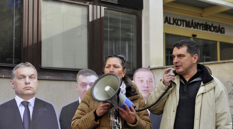 Az Alkotmánybíróság előtt tüntetnek a károsultak