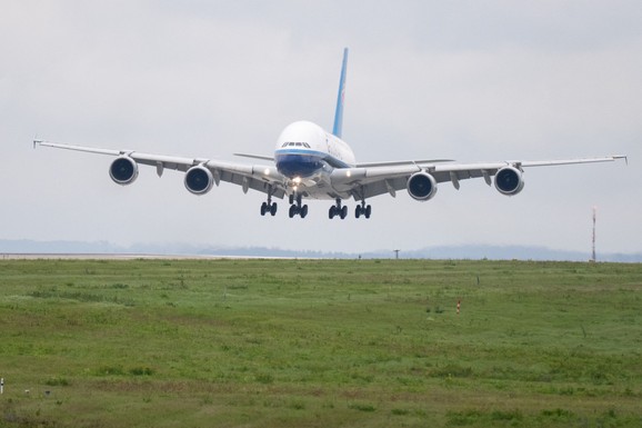 HAOS NA AERODROMU, PISTA HITNO ZATVORENA! Avion pri sletanju pokosio zeca, drama na nebu trajala pola sata: Jedan pilot morao hitno da menja kurs jer je OSTAO BEZ GORIVA!
