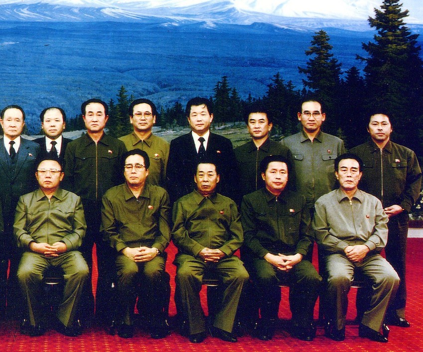 Kendži Fudžimoto sa državnim vrhom Severne Koreje (drugi red desno). Kim Il Sung je dole levo