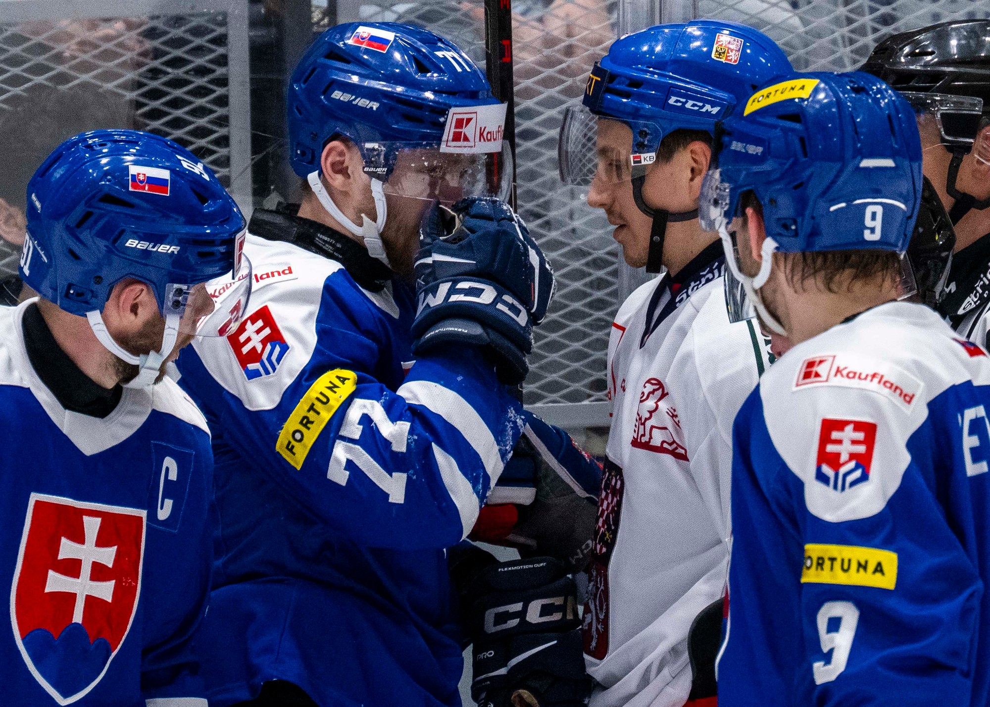 Zľava kapitán Matúš Sukeľ, Martin Faško-Rudáš (obaja Slovensko), Jakub Galvas (Česko) a Rayen Petrovický (Slovensko). 