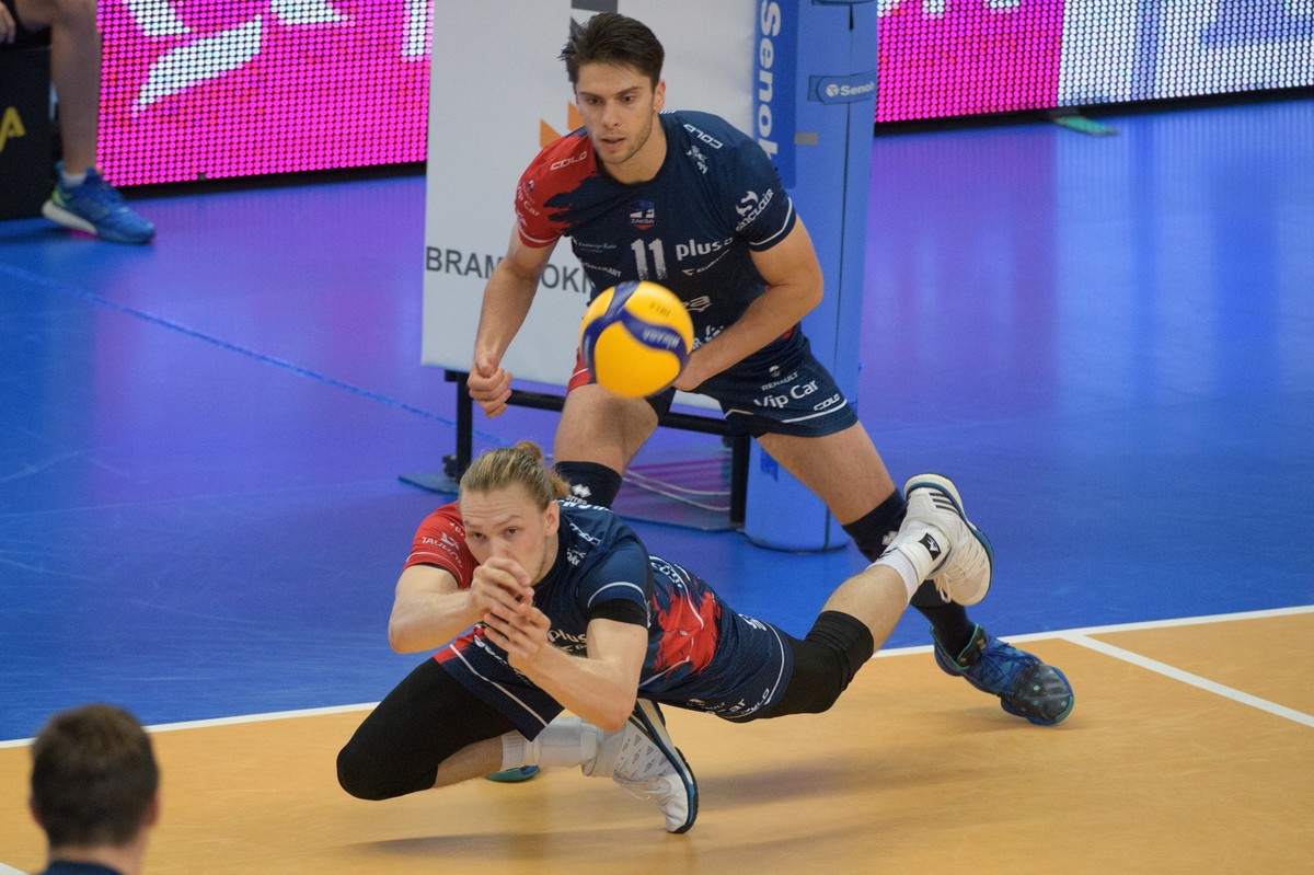 Zawodnicy Grupy Azoty ZAKSA Kędzierzyn-Koźle Jakub Kochanowski (dół) i Aleksander Śliwka (góra) podczas meczu 3. kolejki Ekstraklasy siatkarzy z PGE Skrą Bełchatów