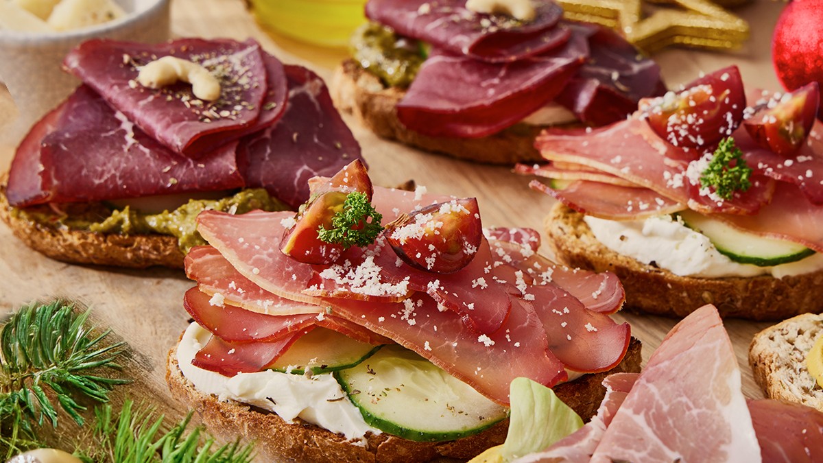 Zlatiborac danas ima oko 700 zaposlenih, 4 regionalna poslovna centra i nudi širok asortiman trajnih i polutrajnih mesnih delikatesa 