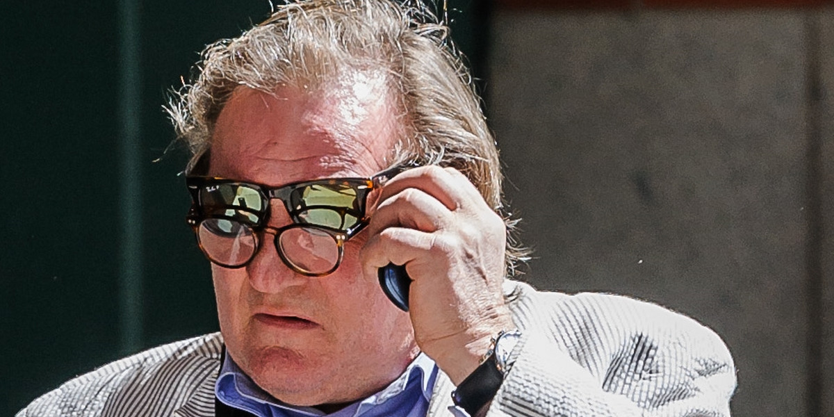 Gerard Depardieu nosi dwie pary okularów