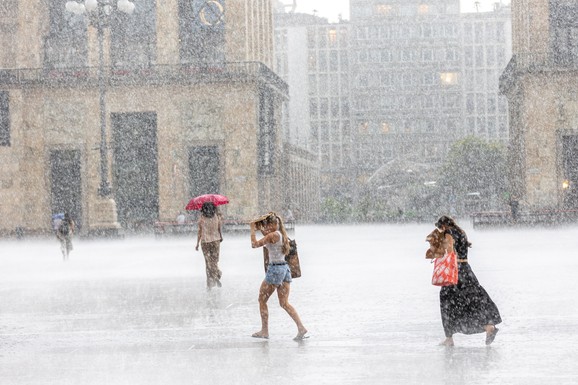 (FOTO) VETAR ČUPAO DRVEĆE, GROMOVI PARALI NEBO, A OVAKO JAKA KIŠA SE RETKO VIĐA! Stravično nevreme pogodilo Milano nakon PAKLENIH dana: Na snazi HITNA upozorenja