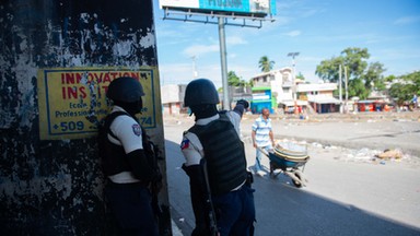 Mieszkańcy stolicy Haiti masowo opuszczają miasto. ONZ apeluje o pomoc