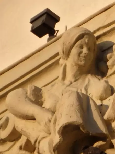 Rzeźba na budynku banku w Palencii przed renowacją...