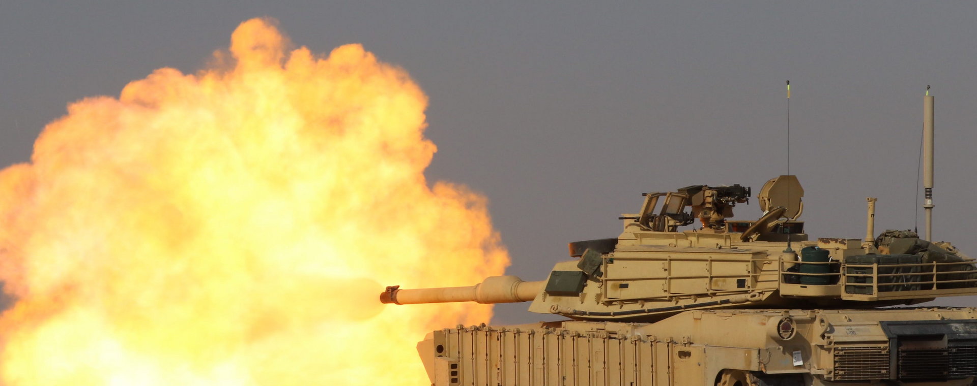 Czołg M1A2 Abrams przydzielony do 98 Pułku Kawalerii wystrzeliwuje pocisk czołgowy do celu podczas testu ognia na żywo w Udairi Multi Purpose Range Complex, Kuwejt, sierpień 2023 r.