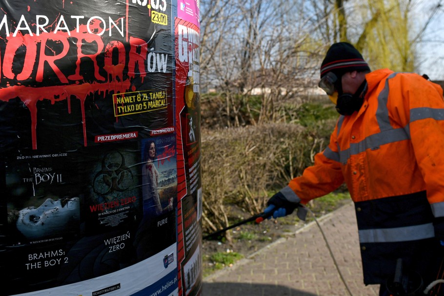 Strach przed koronawirusem jest dla niektórych przedsiębiorców okazją do rażącego podnoszenia cen - uważa UOKiK. Na zdjęciu dezynfekcja przystanku komunikacji miejskiej w Przemyślu, 17 marca 2020 r.