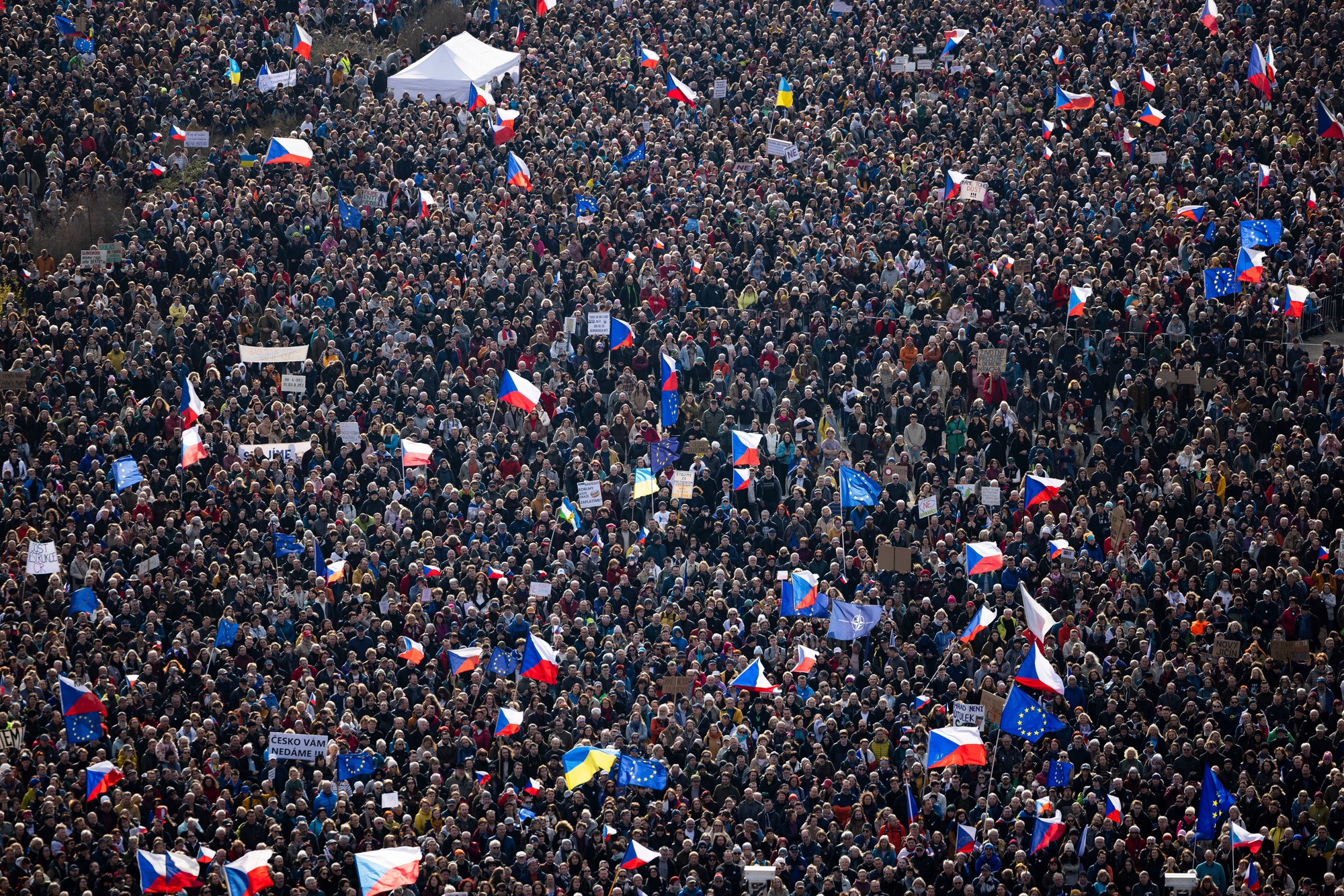 Desaťtisíce ľudí v Prahe protestujú proti krokom Babišovej vlády.
