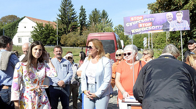Szentkirályi Alexandra kormányszóvivő (elöl, b) és Vitályos Eszter, az Emberi Erőforrások Minisztériumának európai uniós fejlesztésekért felelős államtitkára, a Fidesz Pest megye 3. számú választókerületének elnöke (elöl, k) utcafórumot tart a Fidesz és a KDNP kezdeményezte Stop, Gyurcsány! Stop, Karácsony! elnevezésű petíció szentendrei aláírásgyűjtésén, a helyi piac előtti területen 2021. szeptember 8-án /Fotó: MTI/Kovács Attila
