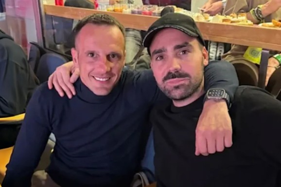 MIODRAG RADONJIĆ U LOŽI NA DERBIJU Pored njega bivši fudbaler Partizana: Zagrljeni pozirali za mreže (Foto)