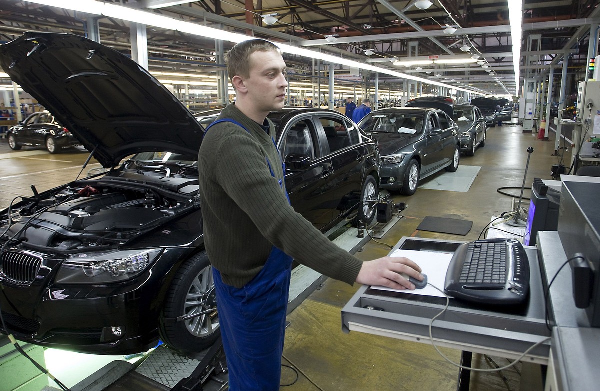 Montaż samochodów BMW 5-series w fabryce Avtotor w Kaliningradzie. Fot. Bloomberg