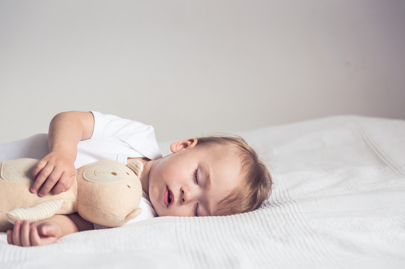 Niewskazane jest umieszczanie zabawek, pluszaków czy pozytywek w miejscu do spania