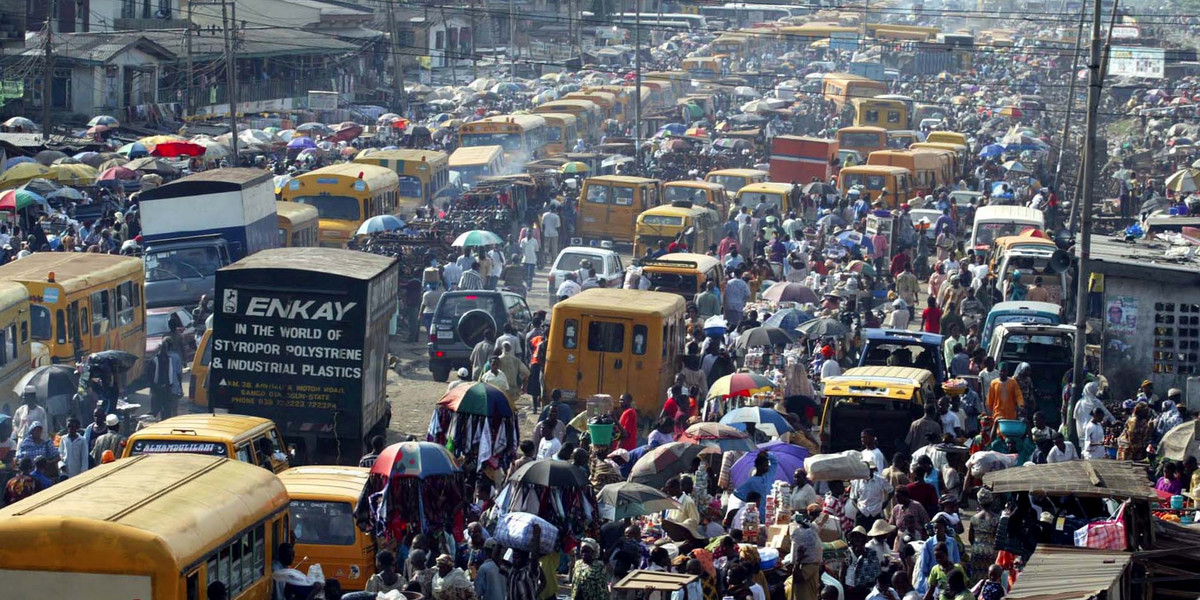 Thousands of Nigerian traders and shoppers throng an outdoor market in Oshodi Road in Lagos on April 18, 2003.