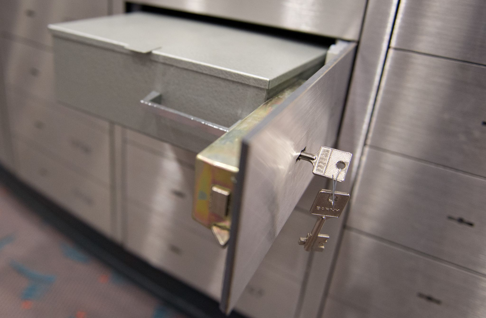 Einbrecher versprühen mysteriöse Flüssigkeit bei Bankraub in Stuhr