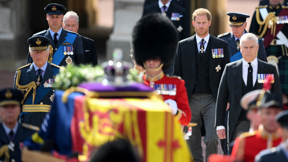 Król Karol III, książę William (po lewej), książę Harry i książę Andrzej (po prawej) idący za trumną królowej Elżbiety II