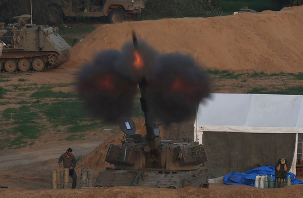 Izraelskie jednostki artyleryjskie ostrzeliwują cele w południowej części Strefy Gazy