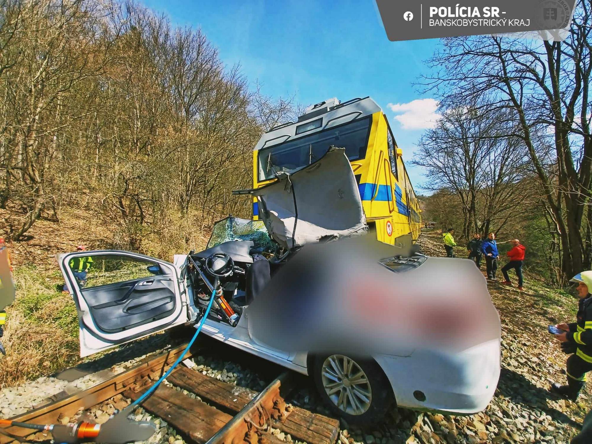 Na železničnom priecestí v obci Pitelová v okrese Žiar nad Hronom sa zrazil vlak s osobným autom.