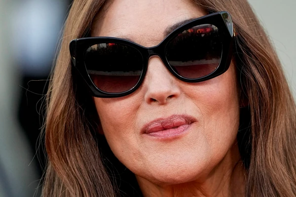 Monika Beluči (61) u haljini PRIPIJENOJ UZ TELO koju mnogi ni u ludilu ne bi obukli: STOMAČIĆ uopšte ne skriva, neopterećena time da izgleda savršeno, a PLENI LEPOTOM