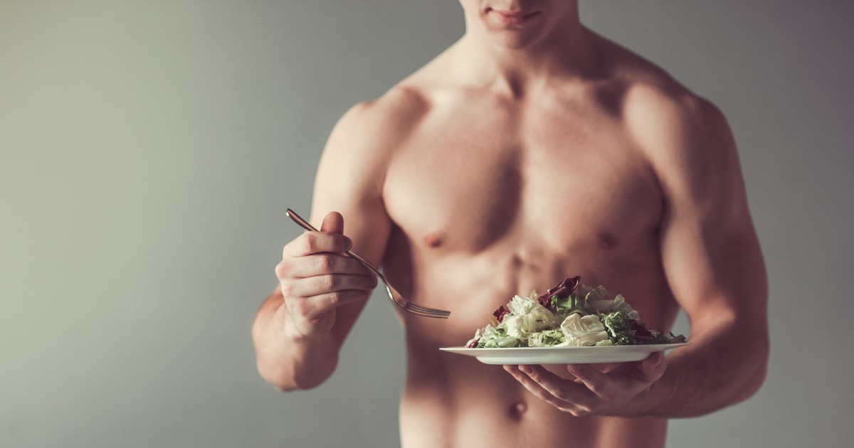 Co i kiedy jeść, aby zbudować mięśnie? Dietetyczka rozpisała optymalne połączenia. Ostrzega przed popularnym błędem