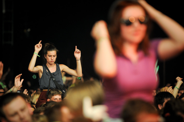 Publiczność pod sceną na festiwalu Heineken Open'er (fot. Artur Rawicz/Onet)