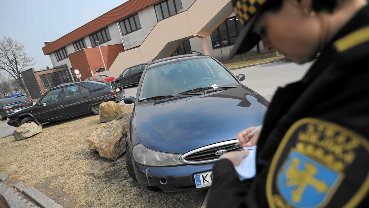 "Nowa Trybuna Opolska": Policja sprawdza, kto poprzebijał opony w nieprawidłowo zaparkowanych autach przy ulicy Koszalińskiej na osiedlu bloków opolskiego TBS.